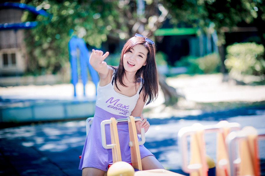 我喊他，没人应。只我一人，站在荒郊野地里。